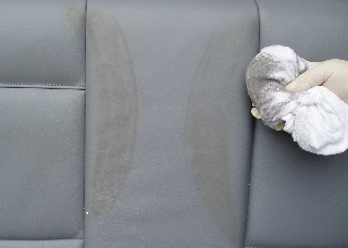 Reifenabdrücke auf Autoelder